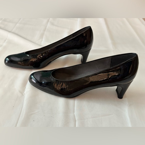 Stuart Weitzman Patent Black Pump - Picture 3 of 6